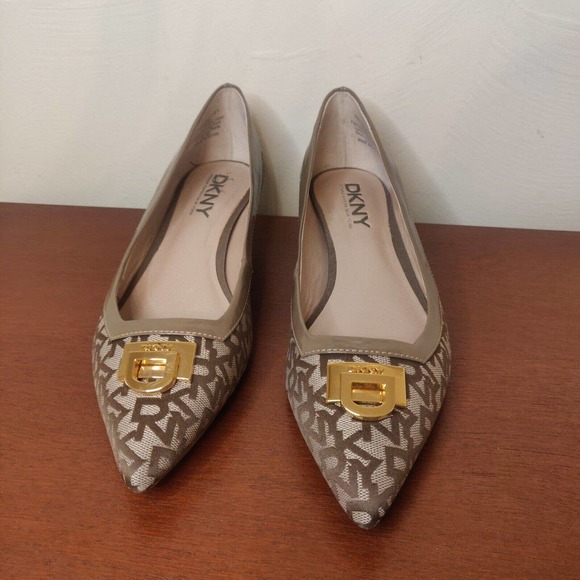 DKNY Women's Shoes Pumps Low Heel Brown Logo Gold Accent Size 8. - Picture 2 of 7